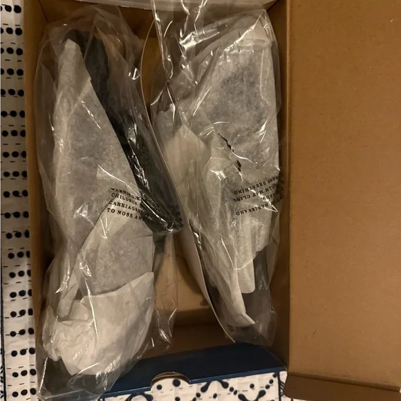 NWT Size 9/10 Arizona Jean Company Women's Black Plush Slippers - Picture 3 of 4